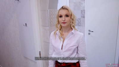 Une jeune étudiante trompe son copain avec son ami... POV et sperme dans la chatte !