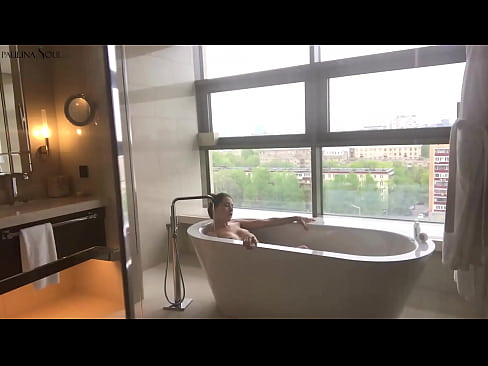 ❤️ Une énorme nana se branlant passionnément la chatte dans la salle de bains ❤️ Porno at us ❌❤
