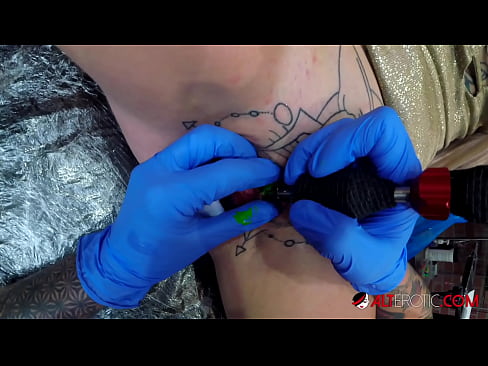 ❤️ Sully Savage, une chaudasse extrêmement tatouée, s'est fait tatouer le clitoris. ❤️ Porno at us ❌❤